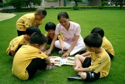 其中专任教师中高级职称教师近300人